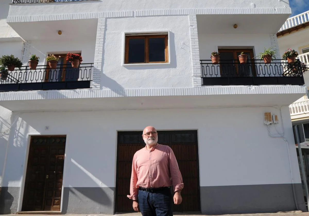 El alcalde de Alpujarra de la Sierra, José Antonio Gómez, delante del inmueble que ha adquirido el ayuntamiento.
