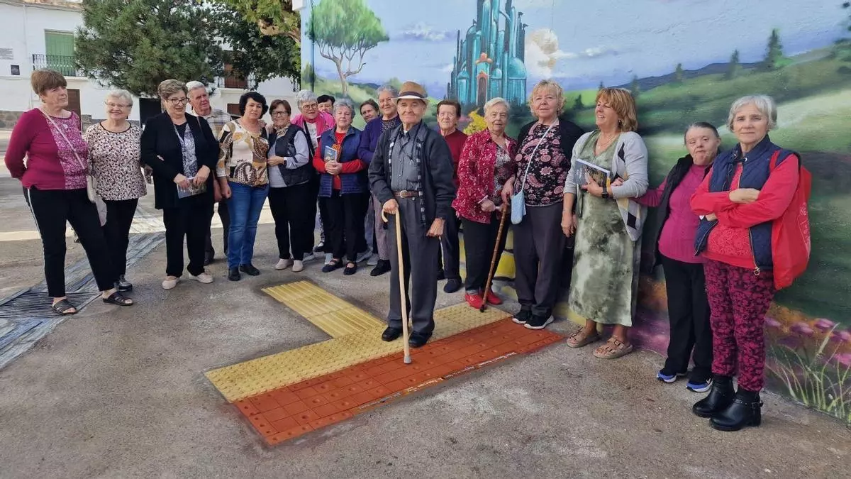 Un grupo de ancianos junto a las nuevas baldosas podotáctiles